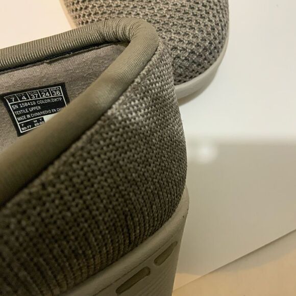 Skechers Pier Lite Slip Ons size 7/ 37 - Picture 5 of 9